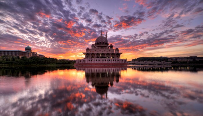 मलेशियातील मंत्रमुग्ध करणारे दृश्य! - Sunrise at Putra Mosque, Putrajaya
