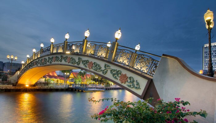 मलेशियातील मंत्रमुग्ध करणारे दृश्य! -Kampung Morten Bridge Over Melaka River Waterfront at Blue Hour
