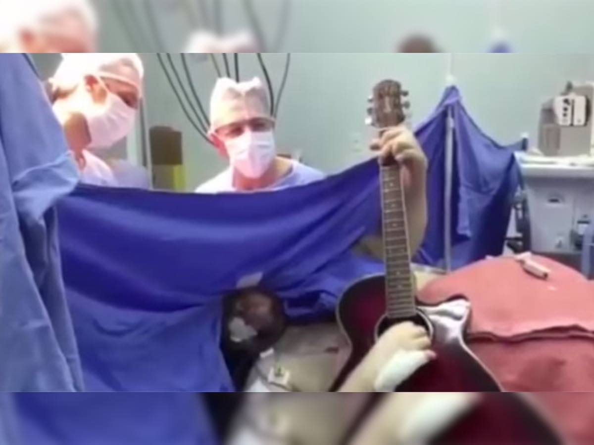 अजब-गजब : मेंदूची शस्त्रक्रिया सुरू असताना तो वाजवत होता गिटार! title=