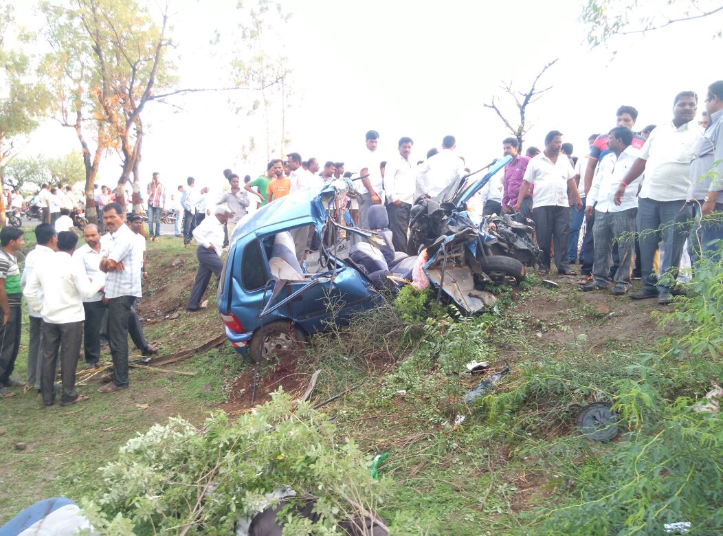 बारामती पाटस रस्त्यावर गुनवडी गावानजिक झेन कार- ट्रकचा भीषण अपघात....अपघातात चौघे जण जागीच ठार..... दोघे गंभीर जखमी.. मयत सर्व बारामती तालुक्यातील उंडवडी कडेपठार गावचे
