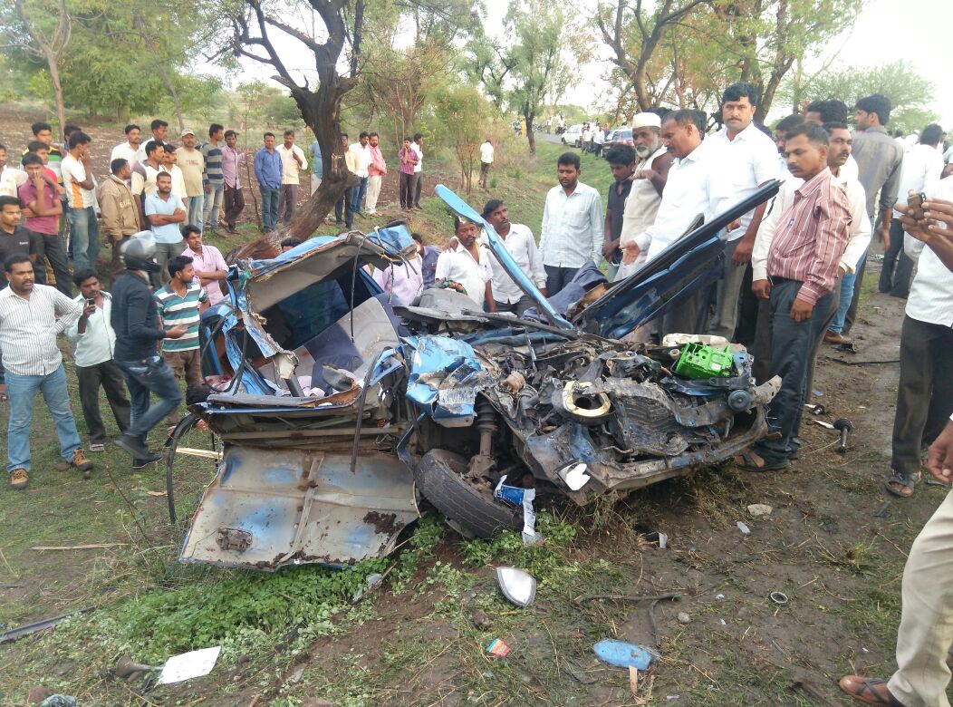 बारामती पाटस रस्त्यावर गुनवडी गावानजिक झेन कार- ट्रकचा भीषण अपघात....अपघातात चौघे जण जागीच ठार..... दोघे गंभीर जखमी.. मयत सर्व बारामती तालुक्यातील उंडवडी कडेपठार गावचे
