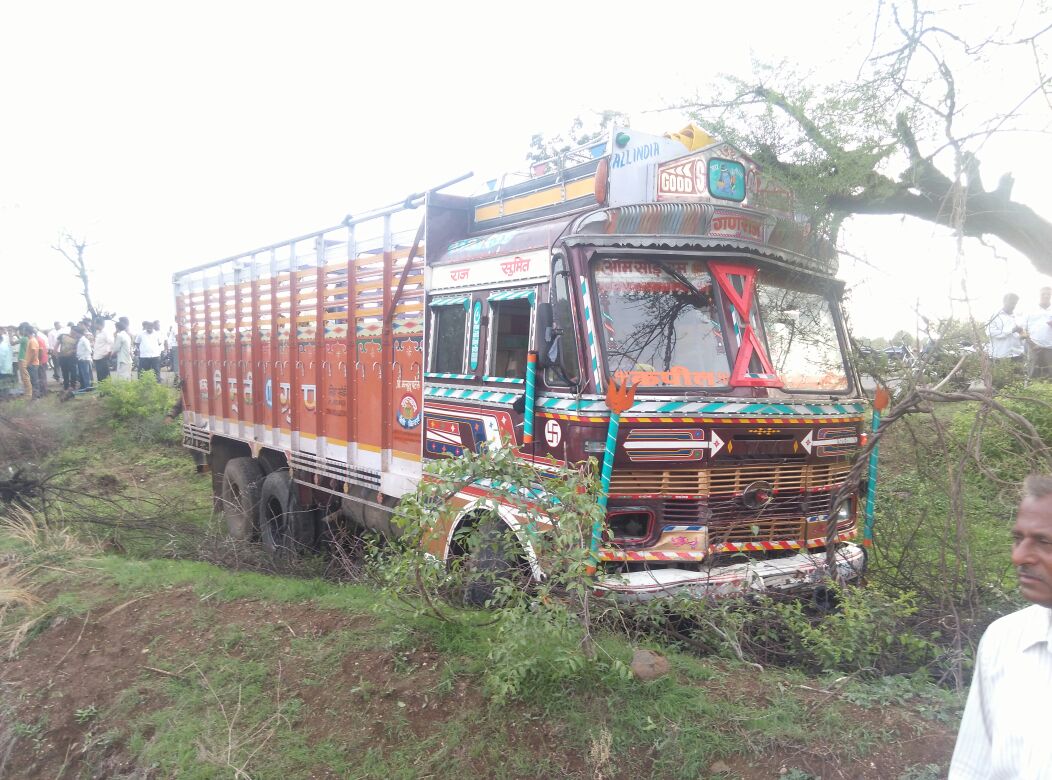 बारामती पाटस रस्त्यावर गुनवडी गावानजिक झेन कार- ट्रकचा भीषण अपघात....अपघातात चौघे जण जागीच ठार..... दोघे गंभीर जखमी.. मयत सर्व बारामती तालुक्यातील उंडवडी कडेपठार गावचे
