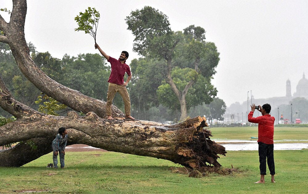 पाहा कसा आहे दिल्लीचा पाऊस - Rajpath in New Delhi.
