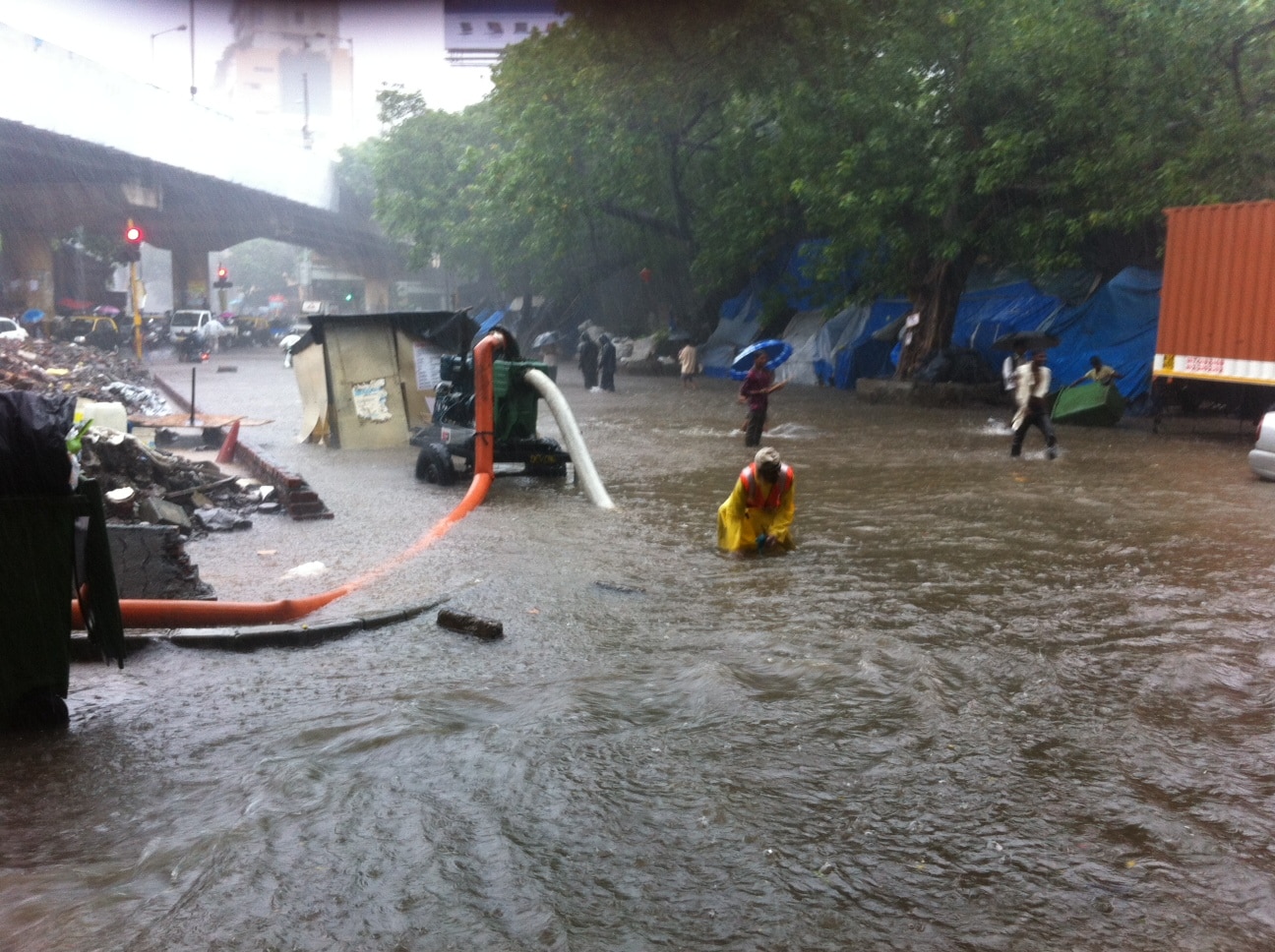 एलफिस्टन स्टेशनपासून काही अंतरावर असलेल्या दीपक टॉकीजच्या आधी येणाऱ्या चौकात पाणी साचलंय, ते बाहेर काढण्यासाठी मशीन लावलंय.
