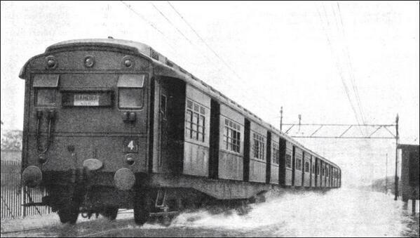 1935 साली वांद्रे स्टेशनवर पावसाच्या पाण्यातून वाट काढणारी रेल्वे
