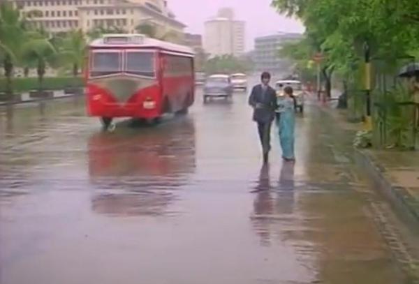 मुंबई, पाऊस आणि बॉलीवूडचं नातंही तेवढंच मोठं आहे, बच्चन यांच्यावर पावसात आणि सीएसटी, चर्चगेट भागात चित्रित झालेलं हे गाणं, जे तुम्हाला आजही गायला आवडतं, 'रिमझिम गिरे सावन'
