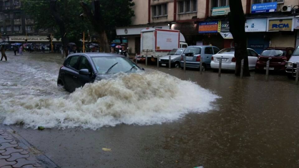 जोरदार पाऊस पडल्याने मुंबईची रस्ता वाहतूक पाण्यात
