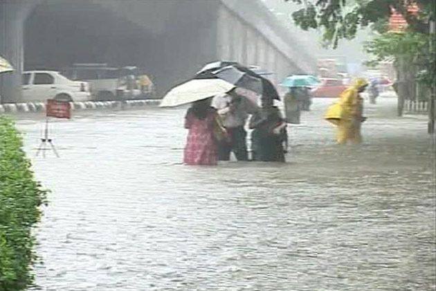 जोरदार पाऊस पडल्याने मुंबई ठिकठिकाणी असे पाणी भरले
