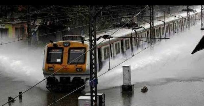 मुंबईत जोरदार पाऊस पडल्याने मुंबईची लाईफलाईन अशी पाण्यात 
