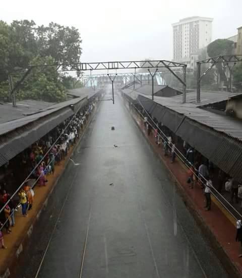 मुंबईत जोरदार पाऊस पडल्याने मुंबईची लाईफलाईन अशी पाण्यात

