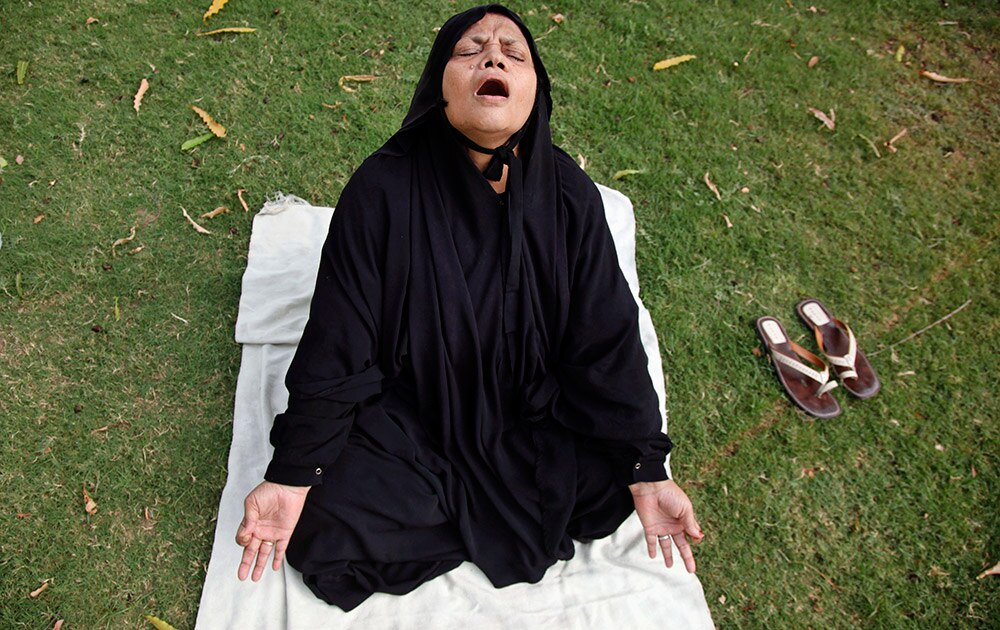 आंतरराष्ट्रीय योगदिन! - A Muslim woman performs Yoga exercises at a garden in Ahmadabad.
