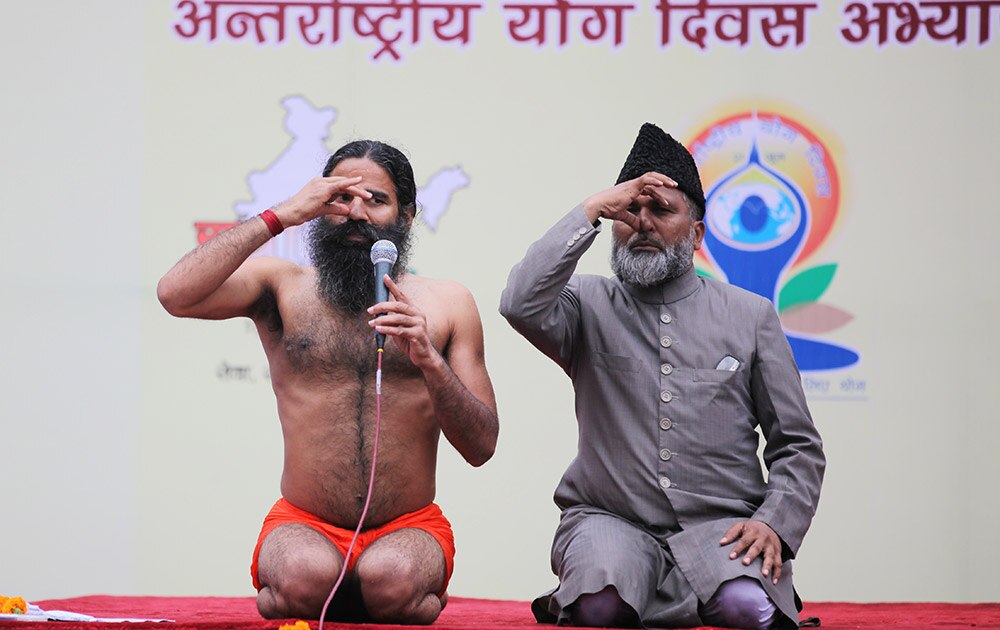 आंतरराष्ट्रीय योगदिन! Yoga guru Baba Ramdev and former All India Imams Organisation general secretary and now a former member of the India Against Corruption core committee Mufti Shamoon Qasmi perform Anulom Vilom or Alternate Nostril Breathing exercises during a practice session ahead of International Day of Yoga in New Delhi.
