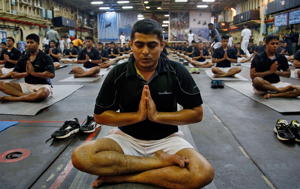 आंतरराष्ट्रीय योगदिन! Indian Navy men perform Yoga during rehearsals for the International Yga Day to be marked on June 21, in Mumbai.
