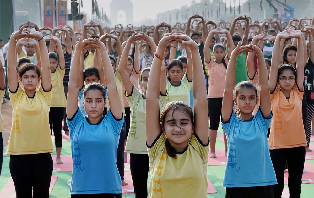 आंतरराष्ट्रीय योगदिन! School children participate in a full dress rehearsal for International Yoga Day at Rajpath in New Delhi.
