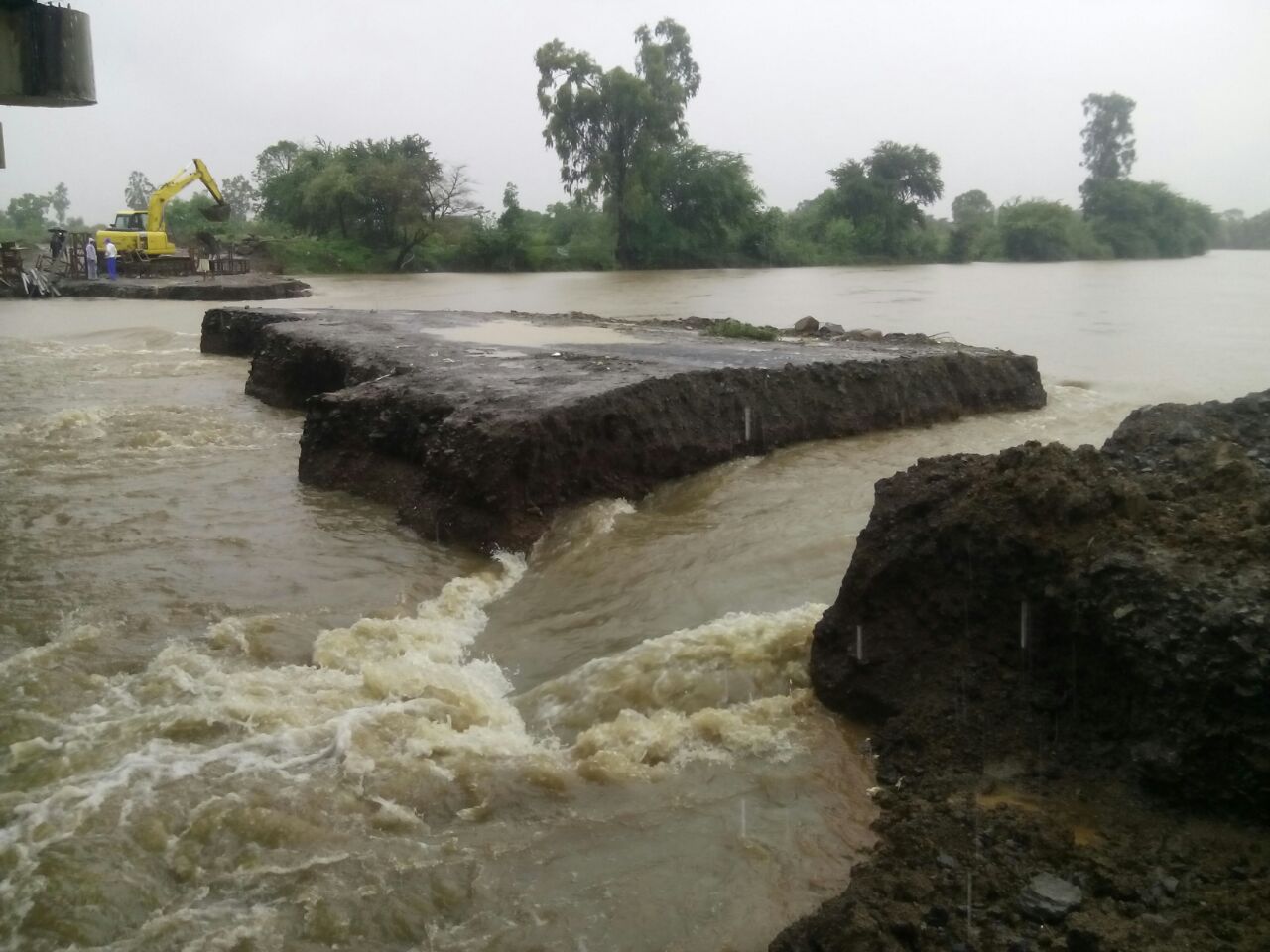 चौदा गावांचा घोटी शहराशी कालरात्री पासून संपर्क तुटला... शेकडो ग्रामस्थ अडकले...
