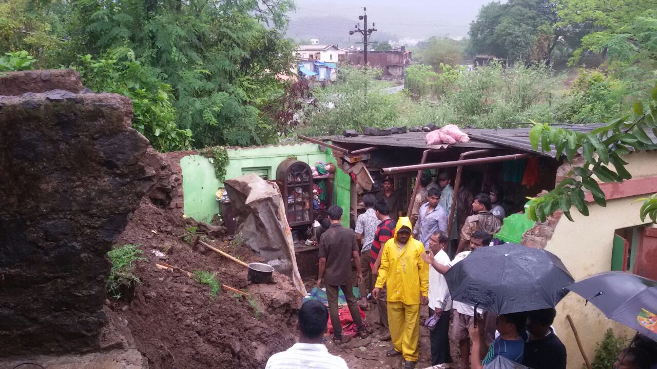 कर्जतमध्ये भिंत कोसळून ५ जणांचा मृत्यू
