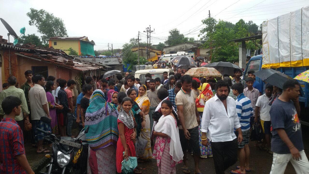 कर्जतमध्ये भिंत कोसळून ५ जणांचा मृत्यू
