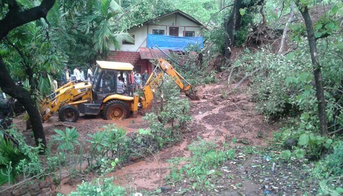 दापोलीतील टेमकरवाडीत तीन घरांवर दरड कोसळली
