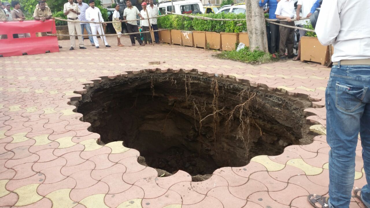 दक्षिण मुंबईतील रेडियो क्लबच्या परिसरात समुद्र किनाऱ्याला लागून असलेल्या भिंतीजवळील फुटपाथवर पडला आहे.
