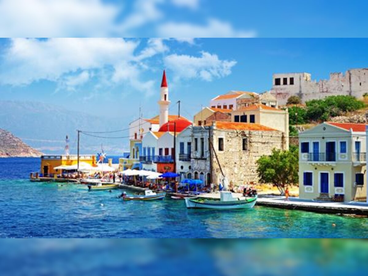 ग्रीस दिवाळखोरीत, पर्यटकांना सुगीचे दिवस title=