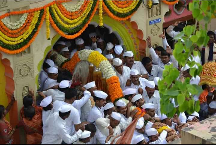 पाहा आळंदीहून माऊलींच्या पालखीचा आज प्रस्थान सोहळा... फोटोंच्या माध्यमातून...
