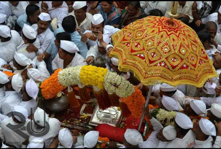 पाहा आळंदीहून माऊलींच्या पालखीचा आज प्रस्थान सोहळा... फोटोंच्या माध्यमातून...
