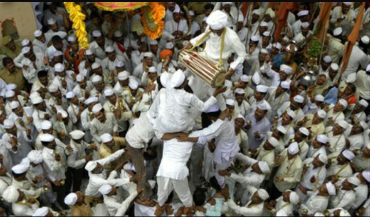 पाहा आळंदीहून माऊलींच्या पालखीचा आज प्रस्थान सोहळा... फोटोंच्या माध्यमातून...
