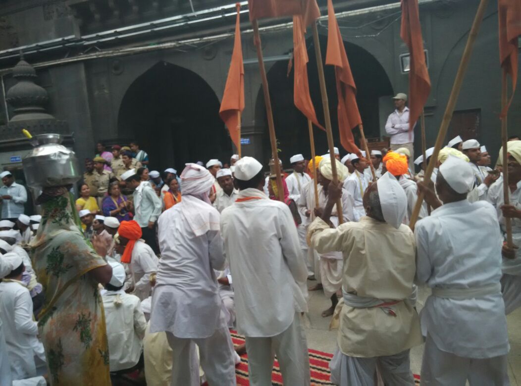 पाहा आळंदीहून माऊलींच्या पालखीचा आज प्रस्थान सोहळा... फोटोंच्या माध्यमातून...
