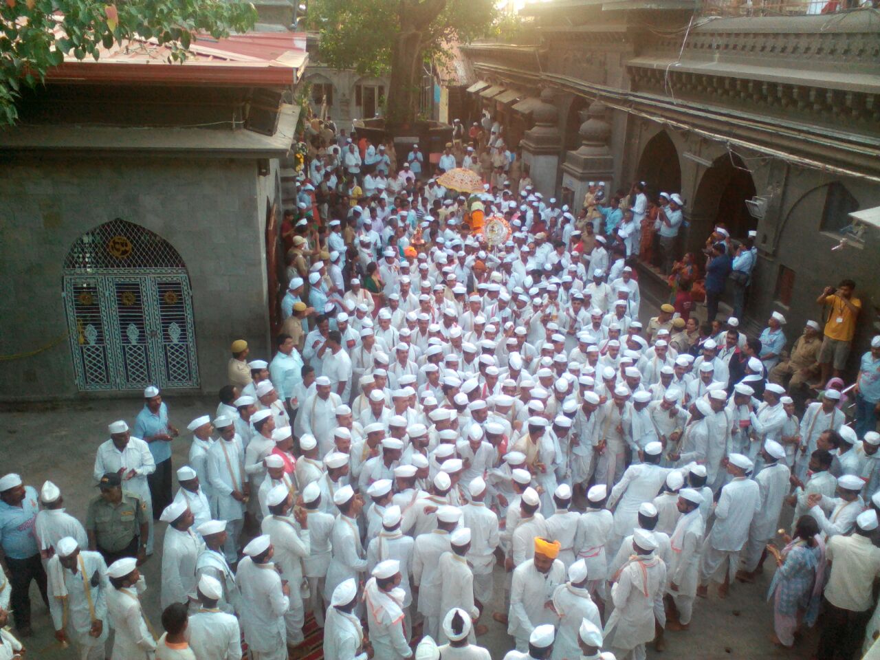 पाहा आळंदीहून माऊलींच्या पालखीचा आज प्रस्थान सोहळा... फोटोंच्या माध्यमातून...
