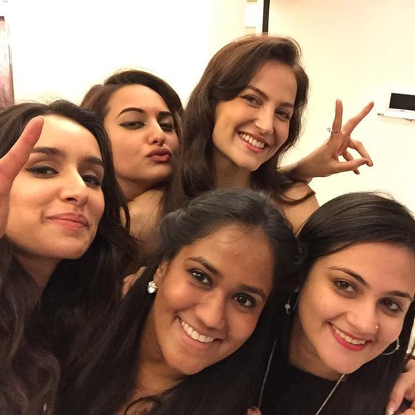 'ABCD-2'ची सक्सेस पार्टी! @sonakshisinha @ElliAvram @ShraddhaKapoor @ShwetaRohira - Twitter@khanarpita
