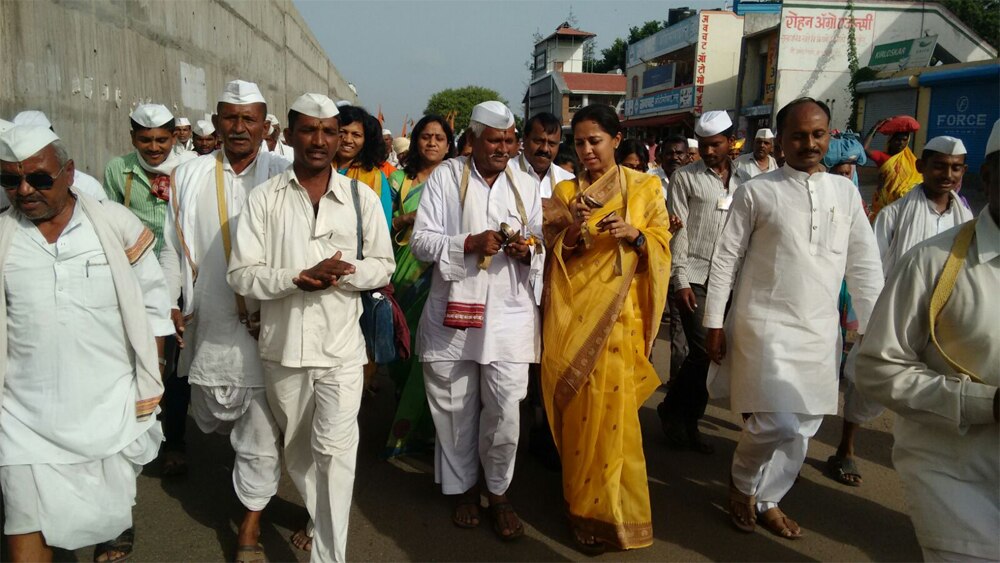 खासदार सुप्रिया सुळे यांनी पाटस येथे संत श्री.तुकाराम महाराजांच्या पालखीचे दर्शन घेतले.
