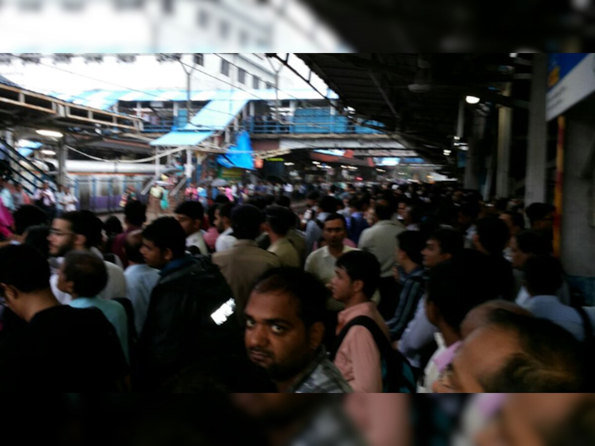 MUMBAI RAINS LIVE : तीनही मार्गावरील लोकल वाहतूक धीम्या गतीने title=