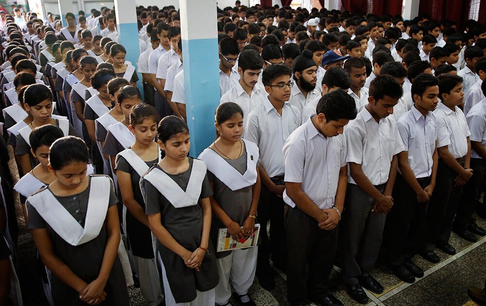 लखनऊच्या सीएमएस शाळेत विद्यार्थ्यांनी वाहिली डॉ. कलाम यांना श्रद्धांजली

 
