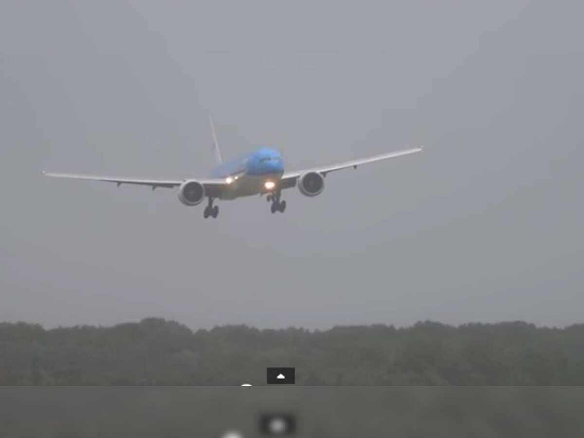 व्हिडीओ | प्रवाशांचं नशीब, विमान कोसळतांना वाचलं title=