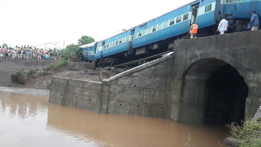 नदी पूलावर दोन रेल्वे घसरल्या; २८ जणांचे मृतदेह सापडले
