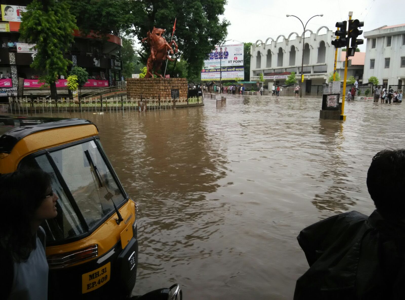 नागपुरात मुसळधार पाऊस, झाशी राणी चौकात भरलं पाणी
