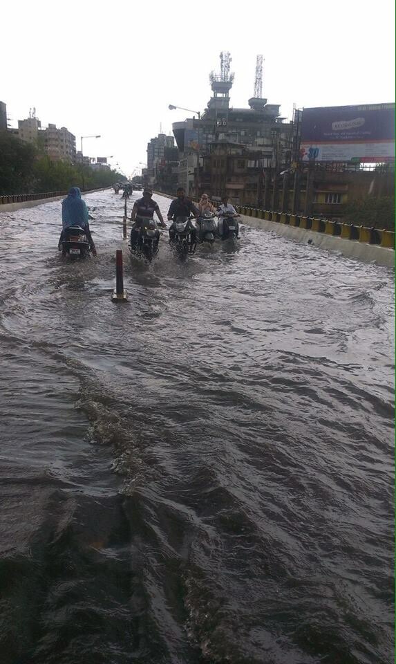 फ्लायओव्हर पाण्यानं भरला, नागपूर जलमय
