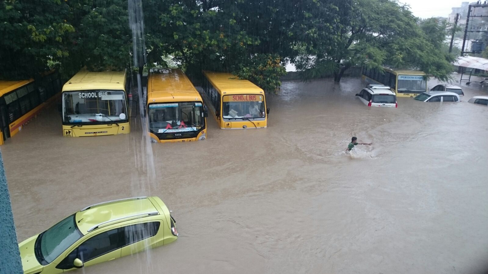 मॉडर्न स्कूलमध्ये भरलं पाणी, विद्यार्थ्यांना दुसऱ्या मजल्यावर हलवलं
