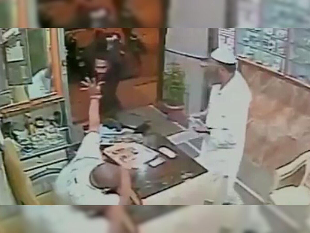 व्हिडिओ: मुंबईत दुकानदारावर तलवारीनं हल्ला, सीसीटीव्हीत कैद title=