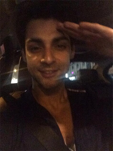 #SaluteSelfie a big thanx to all the heroes who lay thr lives fr us #indianarmy Twitter@karan009wahi
