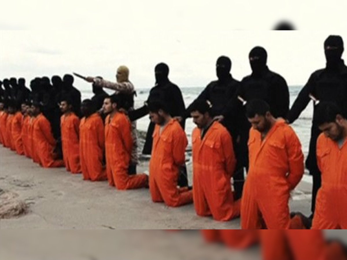 ISISने क्रूरतेची परिसीमा, छाटले १२ जणांचे मुंडके title=