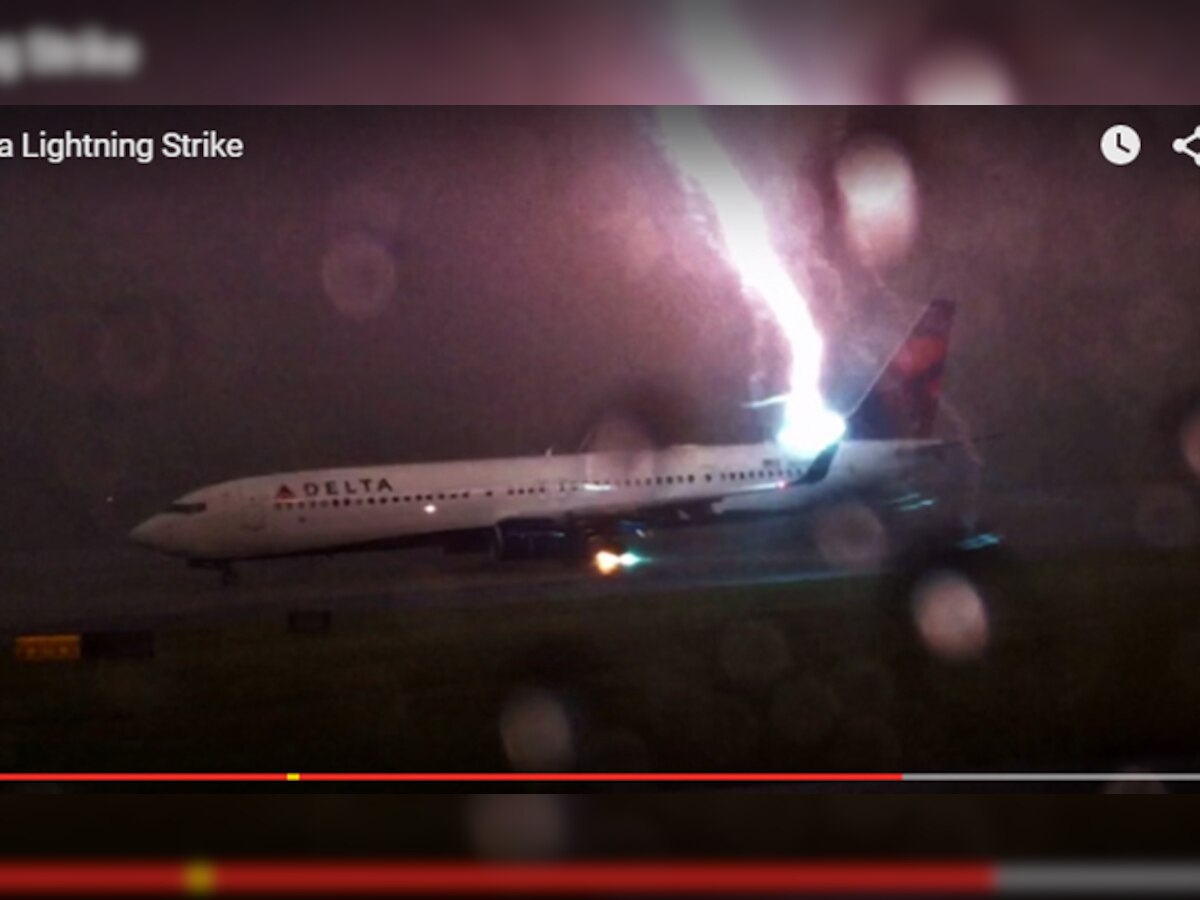 पाहा व्हिडिओ : प्रवासी विमानावर वीज पडली आणि...  title=