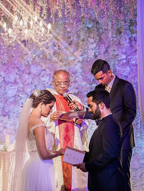 क्रिकेटर दिनेश कार्तिक आणि स्वॉश प्लेअर दीपिका पल्लिकल याचा चेन्नईमध्ये विवाह झाला. 

 
