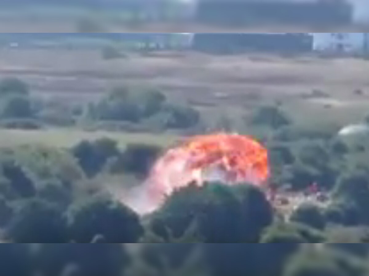 व्हिडिओ: इंग्लंडमध्ये हायवेवर मिलिट्रीचं विमान क्रॅश, ७ जणांचा मृत्यू title=