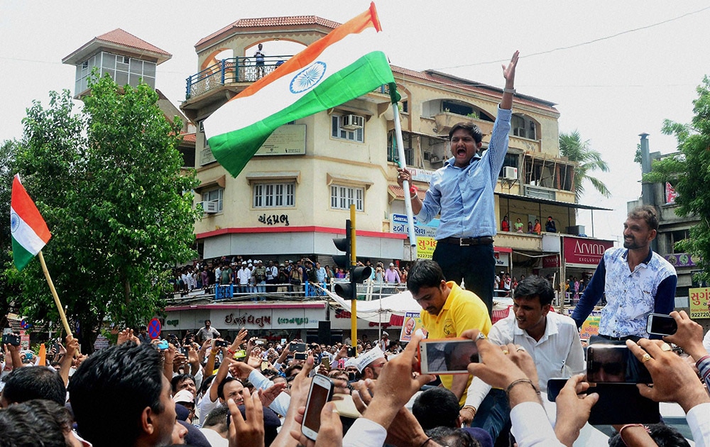 पटेल समाजाचे आरक्षणाच्या मागणीसाठी नेतृत्व करणारे हार्दिक पटेल यांनी आरक्षणाची मागणी मागील दोन महिन्यापासून लावून ठेवली आहे.
