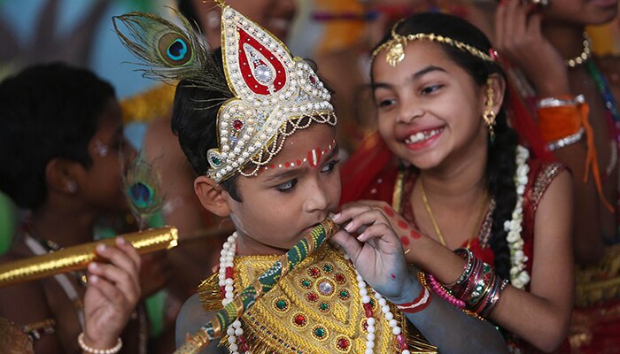 देशभरात जन्माष्टमीचं सेलिब्रेशन! - हैदराबादमध्ये शालेय विद्यार्थी श्रीकृष्णाच्या वेशभूषेत
