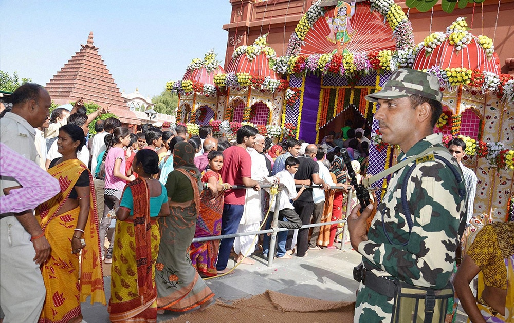 मथुरेत गर्दी
