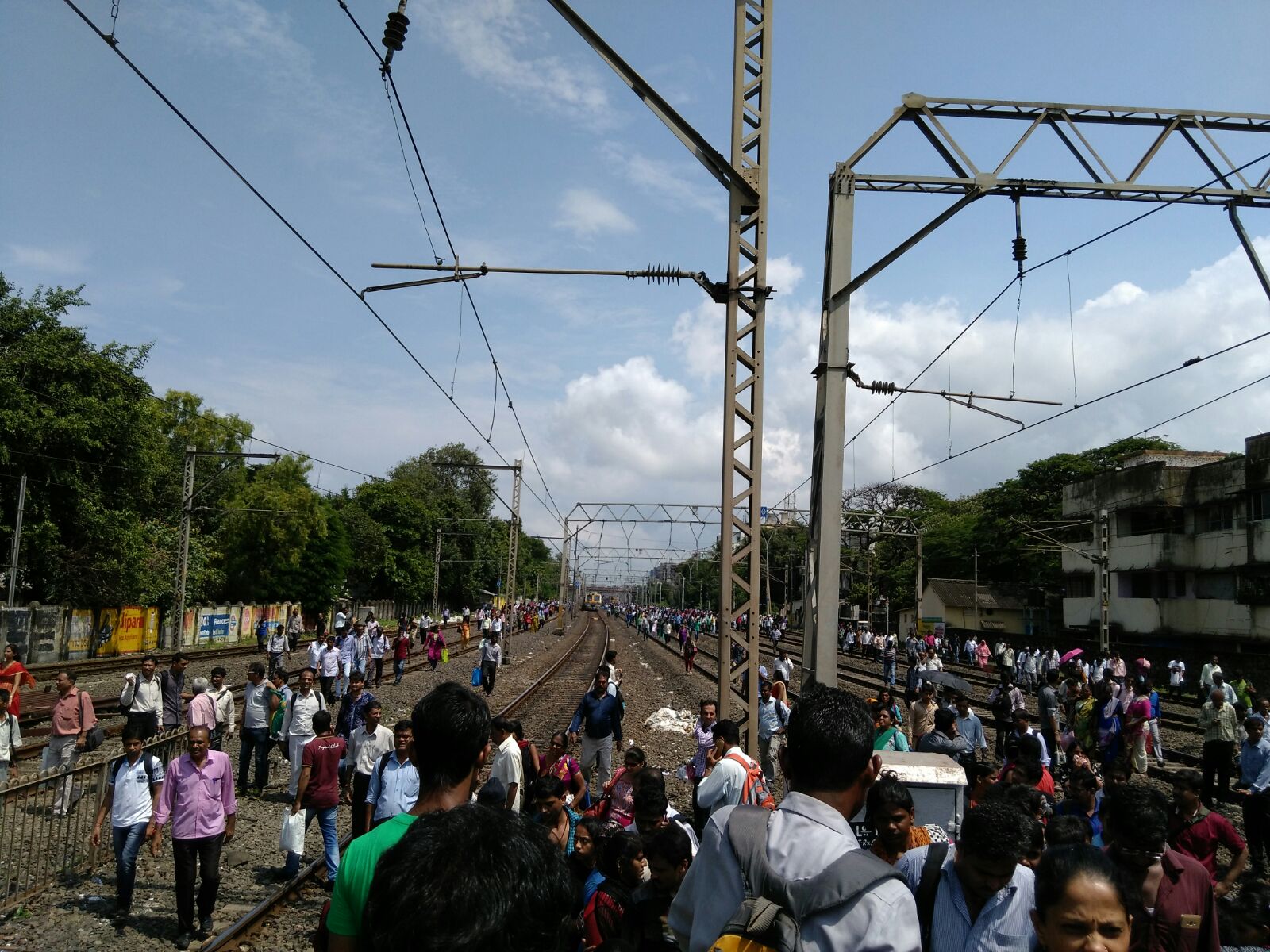 अंधेरी-विलेपार्ले दरम्यान पश्चिम रेल्वेच्या लोकलचे ७ डबे घसरले आहेत. 
