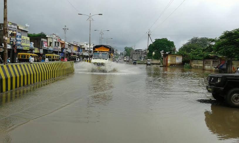 मराठवाडा, विदर्भात दमदार परतीचा पाऊस. पिण्याच्या पाण्याच्या प्रश्नासोबत बळीराजालाही दिलासा मिळाला आहे.
