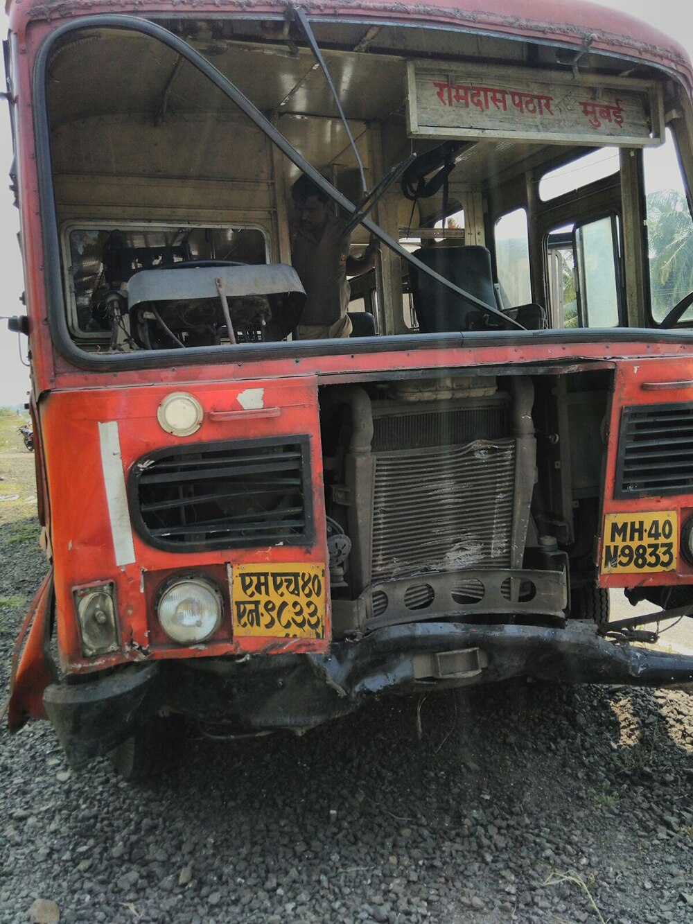 मुंबई-गोवा महामार्गावर आज दुपारी १ वाजण्याच्या सुमारास स्कॉर्पियो आणि एस टी बस यांच्यात समोरासमोर झालेल्या धडकेत 20 प्रवासी जखमी झाले.
